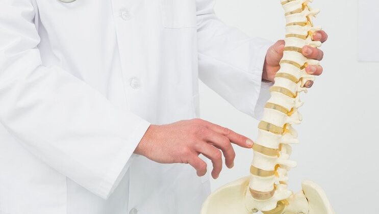 médico demostra o proceso de desenvolvemento da osteocondrose